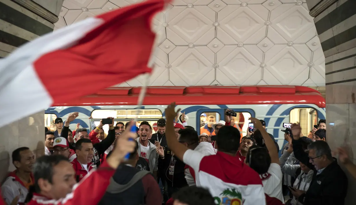 Nyayian dan ekspresi fans saat menuju pintu masuk Luzhniki stadium di Moskow, Rusia, (14/6/2018). Rusia akan melawan Arab Saudi pada laga pembuka. (AP/Felipe Dana)