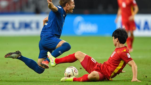 Bek Timnas Thailand, Theerathon Bunmathan ditekel oleh pemain Timnas Vietnam di Piala AFF 2020.