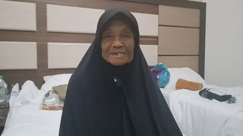 063818300_1747307381-jemaah_tertua1
