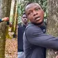 Aksi Super Cepat Pria Pria Peluk Ribuan Pohon dalam Sejam (Sumber: Guinness World Record)