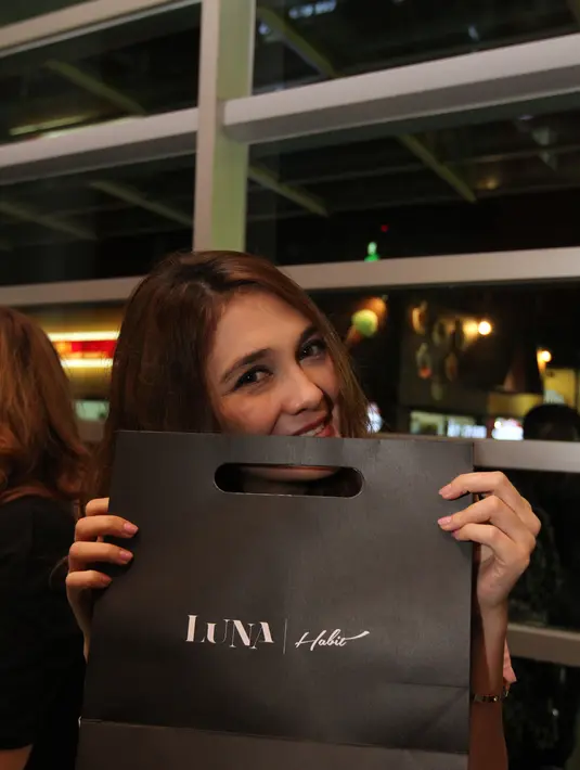 Luna Maya membuka lapak Luna Habit di Hall D arena Jakarta Fair. (Fathan Rangkuti/Bintang.com)