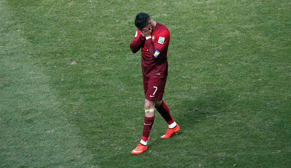 Ekspresi kekecewaan Cristiano Ronaldo usai gagal membawa Portugal lolos ke fase 16 besar Piala Dunia 2014, Brasil, (26/6/2014). (REUTERS/Dylan Martinez)