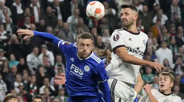 Penyerang Leicester City, Jamie Vardy berebut bola dengan bek Legia Warszawa Mateusz Wieteska pada matchday kedua Grup C Liga Europa 2021/2022 di Polish Army stadium, Kamis (31/9/2021). Leicester City kalah 0-1 di markas Legia Warszawa. (AP Photo/Czarek Sokolowski)