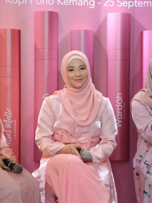 Natasha Rizki, Wardah di kawasan Kemang, Jakarta Selatan, Rabu (25/9/2019). (Daniel Kampua/Fimela.com)