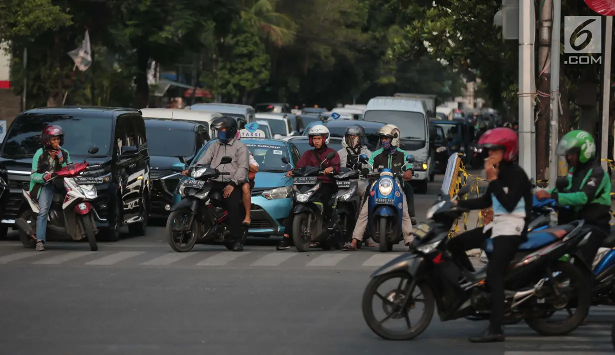 Sejumlah kendaraan menunggu lampu merah di Jalan H. Agus Salim, Menteng, Jakarta, Kamis (4/10). Pada 8-22 Oktober 2018 mendatang Jalan KH Wahid Hasyim dan Jalan H Agus Salim akan diberlakukan uji coba Sistem Satu Arah (SSA). (Liputan6.com/Faizal Fanani)