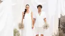 Selanjutnya maternity shoot diabadikan bersama suami dalam konsep minimalis serba putih. Nadine pun memilih loose dress putih yang nyaman namun tetap stylish. [@nadinelist]