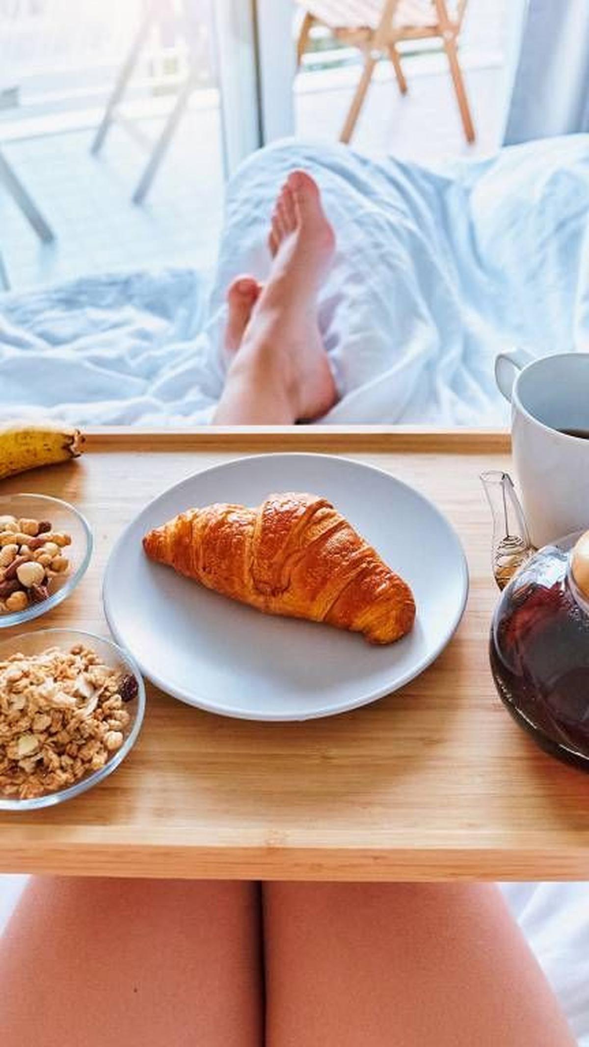 40. "All happiness depends on a leisurely breakfast." -John Gunther<br>(Semua kebahagiaan bergantung pada sarapan yang tidak tergesa-gesa)<br>