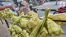Warga membeli kulit ketupat dari anyaman daun kelapa muda (janur) di Pasar Pondok Labu, Jakarta Selatan, Kamis (30/7/2020). Memasuki Hari Raya Idul Adha, pedagang musiman kulit ketupat menjualnya dengan harga Rp 5 ribu hingga Rp 15 ribu. (Liputan6.com/Fery Pradolo)