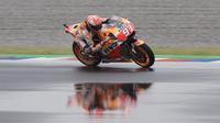 Pembalap Repsol Honda, Marc Marquez sempat terlibat kontak dengan Valentino Rossi pada MotoGP Argentina 2018. (Juan Mabromata / AFP)