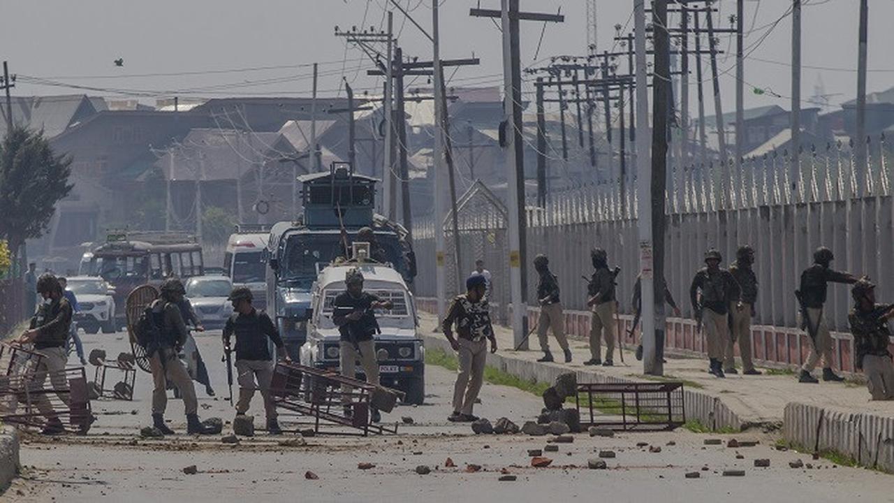 Bentrokan yang terjadi di Kashmir pada Minggu, 1 April 2018, menewaskan lebih dari 10 anggota kelompok militan