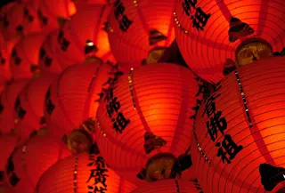 Ilustrasi lampion Tahun Baru China, Imlek. (Photo by Henry & Co. on Unsplash)