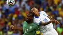 Pemain depan Pantai Gading, Didier Drogba (kiri), berebut bola dengan bek Yunani, Jose Holebas, di laga penutup penyisihan Piala Dunia 2014 Grup C di Stadion Castelao, Fortaleza, Brasil, (25/6/2014). (REUTERS/Eddie Keogh)