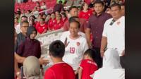 Jokowi Nonton Aksi Timnas Indonesia di GBK Bareng Cucu, Jersey Jan Ethes dan La Lembah Jadi Sorotan.&nbsp; foto: TikTok @tsmedia.id
