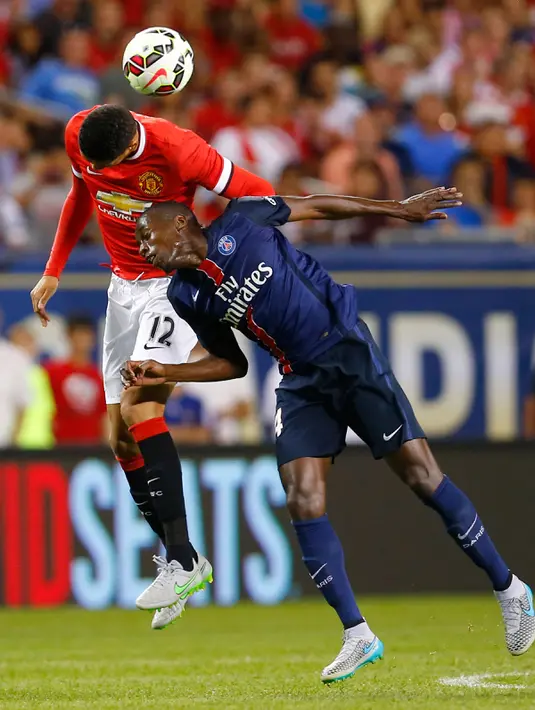 Bek MU, Chris Smalling saat berebut bola udara dengan gelandan Paris Saint – Germain Blaise Matuidi di stadion soldier, Chicago, AS, Kamis (30/7/2015). Paris Saint – Germain menang dengan skor 2-0 atas Manchester United. (Reuters/Mike diNovo) 