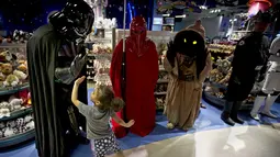 Pria berkostum Darth Vader (kiri) karakter  film  "Star Wars" di Times Square,  New York, Jumat (4/9/2015) . Kegiatan ini merupakan salah satu cara pihak Star Wars mempromosikan film dan pernak- pernik berbau film terlaris ini. (REUTERS/Carlo Allegri)