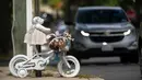 Sebuah sepeda bercat putih menjadi tugu peringatan untuk Allie Hart, 5 tahun, yang ditabrak pada tahun 2021 oleh seorang pengemudi saat mengendarai sepedanya di tempat penyeberangan, Senin, 11 September 2023, di Washington. (AP Photo/Mark Schiefelbein)