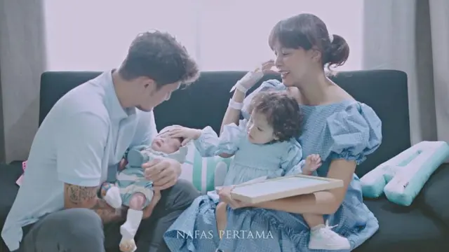 7 Pemotretan Terbaru Bunga Jelitha dan Syamsir Alam Bersama Buah Hati