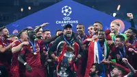 Jurgen Klopp. Pelatih asal Jerman berusia 54 tahun yang telah membesut Liverpool selama 7 musim sejak didatangkan dari Borussia Dortmund pada awal musim 2015/2016 ini mampu membawa Borussia Dortmund dan Liverpool berlaga di final Liga Champions. Bersama Dortmund ia melakukannya satu kali pada musim 2012/2013 saat kalah 0-1 dari Bayern Munchen. Sementara Liverpool dibawanya 3 kali ke final, musim 2017/2018, 2018/2019 dan 2021/2022. Hanya musim 2018/2019 Liverpool dibawanya juara usai mengalahkan Tottenham Hotspur 2-0. (AFP/Paul Ellis)