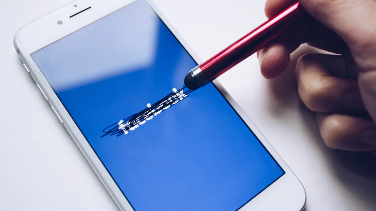 Facebook Hapus Akun Resmi Kota di Prancis karena Namanya Dianggap Kasar