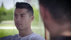 Berita video perbincangan bintang Real Madrid, Cristiano Ronaldo, dengan mantan pemain Manchester United, Rio Ferdinand.
