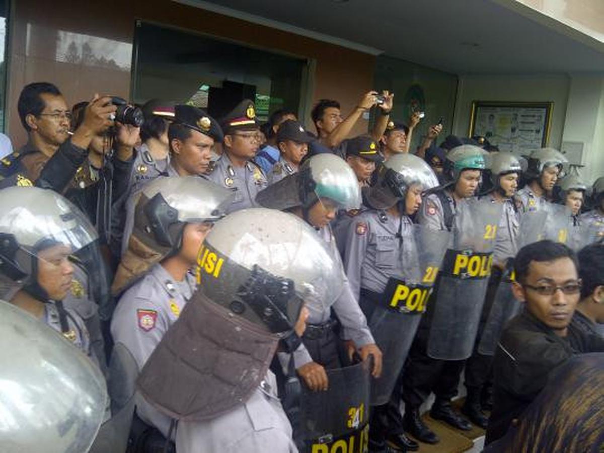 Ratusan warga ricuh saat sidang kasus pemotongan 2 bambu