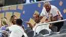 Kane juga tampak membagikan rasa bahagianya dengan menemui istri dan beberapa anggota keluarganya di tribune yang datang langsung menonton pertandingan The Three Lions. (AFP/Getty Images/Richard Pelham)