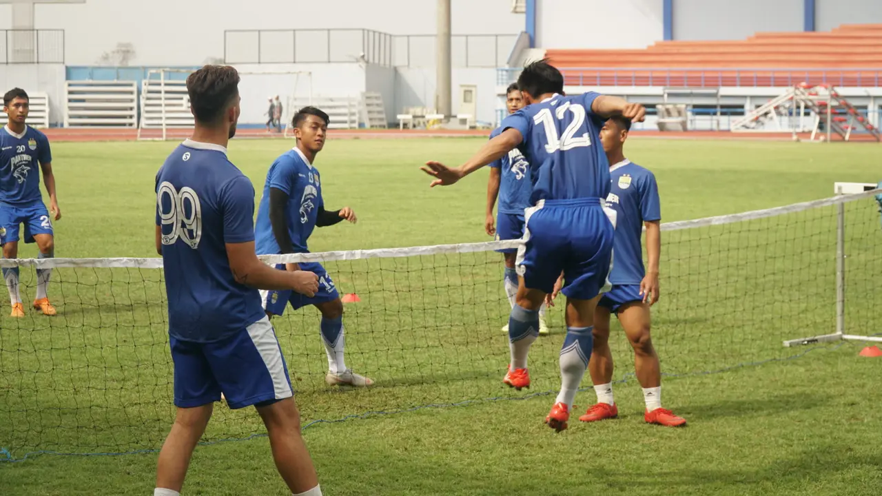 Skuat Persib berlatih di Stadion Arcamanik