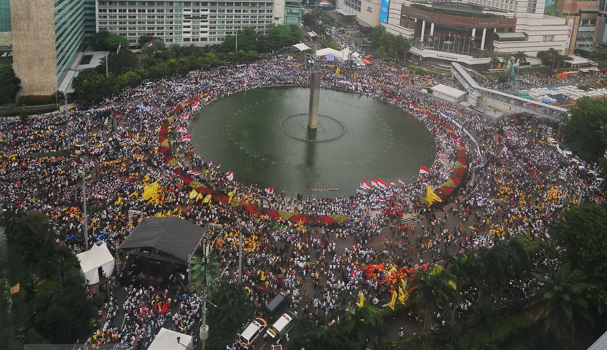 Pemandangan saat ribuan orang berkumpul memeriahkan aksi damai 'Kita Indonesia' di Bundaran HI, Jakarta, Minggu (4/12). Masayarakat yang memadati kawasan tersebut juga datang untuk mengikuti parade kebudayaan. (Liputan6.com/Angga Yuniar)