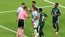 Wasit Maurizio Mariani menggunakan baju berwarna pink saat memimpin pertandingan Arab Saudi vs Uruguay di Grup H Piala Dunia 2026 yang berlangsung di Miami Stadium, Selasa (16/6/2026) pagi WIB. (Molly Darlington/Getty Images/AFP)