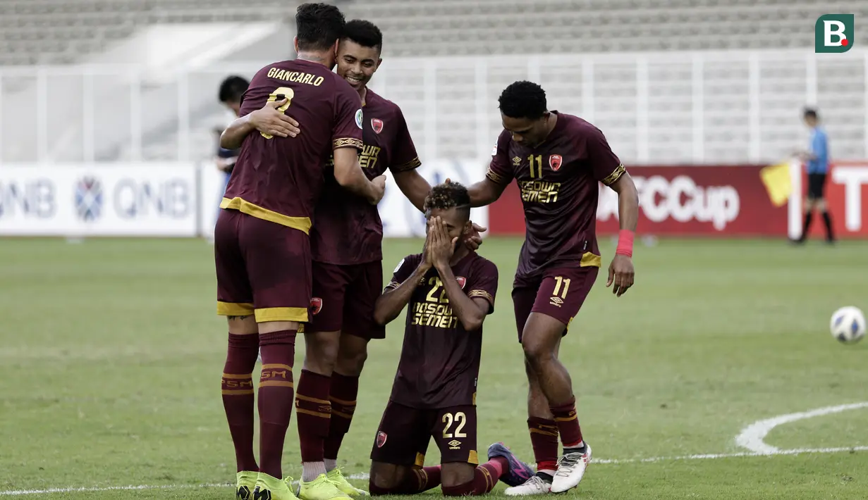 Pemain PSM Makassar merayakan gol yang dicetak Ferdinan Sinaga ke gawang Shan United pada laga Piala AFC 2020 di Stadion Madya, Senayan, Jakarta, Rabu (26/2). PSM menang 3-1 atas Shan United. (Bola.com/Yoppy Renato)