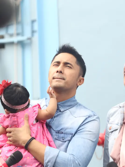 "Keluarga tetep Sabtu Minggu. Sabtu Minggu pasti keluar, weekend ke mall, belanja bulanan. Sejauh ini porsinya adil, belum bisa milih ke keluarga lebih banyak, kerja juga, keluarga juga saya ga lupa," imbuh Hengky. (Adrian Putra/Bintang.com)