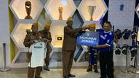 Legenda Persib Bandung, Sutiono Lamso, bersama Legiun Veteran Republik Indonesia (LVRI) Kota Bandung dalam momen peringatan HUT Ke-77 Republik Indonesia. (Bola.com/Erwin Snaz)
