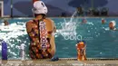 Seorang atlet Polo Air Putri menunggu giliran berlaga pada sesi latihan seleksi Pelatnas Sea Games 2017 di Kolam Renang Simprug, Jakarta, Kamis (19/1/2017). Sebanyak 39 atlet mengikuti seleksi ini. (Bola.com/Nicklas Hanoatubun) 