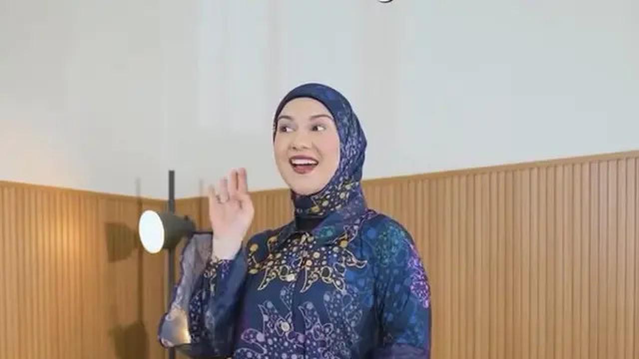 7 Model Gamis Kekinian Ala Irish Bella di 2025, Inspirasi Ibu Usia 30-an