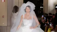 Koleksi busana pengantin Vivienne Westwood terbaru yang dipamerkan di Barcelona Bridal Fashion Week. (dok. Instagram @viviennewestwood/https://www.instagram.com/p/DI34J3qTNl2/?hl=en&amp;img_index=1/Dinny Mutiah)