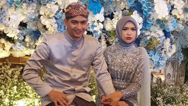 Teuku Ryan dan Ria Ricis saat menggelar prosesi Tedak Siten untuk putri mereka, Moana (Liputan6.com - M. Altaf Jauhar)