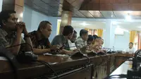 Dewan Perwakilan Rakyat Daerah (DPRD) Blora menggelar rapat audiensi membahas sejumlah masalah di internal Badan Pengawas Pemilu (Bawaslu) Blora. (Liputan6.com/ Ahmad Adirin)