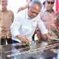 Menteri PU dan Perumahan Rakyat Basuki Hadimuljono menandatangani saat meresmikan penutupan tahap pertama di Waduk Jati Gede, Sumedang, Jawa Barat, Senin (31/8/2015). (Liputan6.com/Faizal Fanani)
