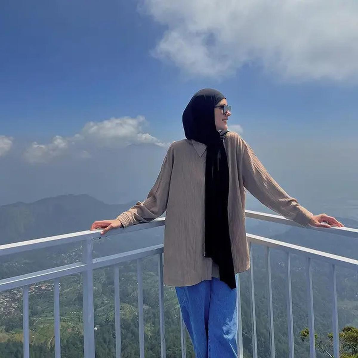 7 Gaya Hijab Pashmina ala Paula Verhoeven, Tonjolkan Aura Model