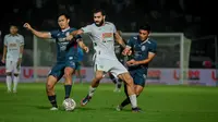 Hanis Saghara (kiri) dan Irsyad Maulana (kanan), memilih untuk hengkang dari Arema FC pada tengah musim BRI Liga 1 2022/2023. (Bola.com/Iwan Setiawan)