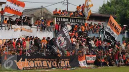 Suporter tim Macan Kemayoran memadati setiap sudut Stadion Bea Cukai Rawamangun Jakarta untuk menyaksikan laga uji coba antara Persija melawan Barito Putera, Selasa (5/4/2016). Laga uji coba berakhir imbang 2-2. (Liputan6.com/Helmi Fithriansyah)