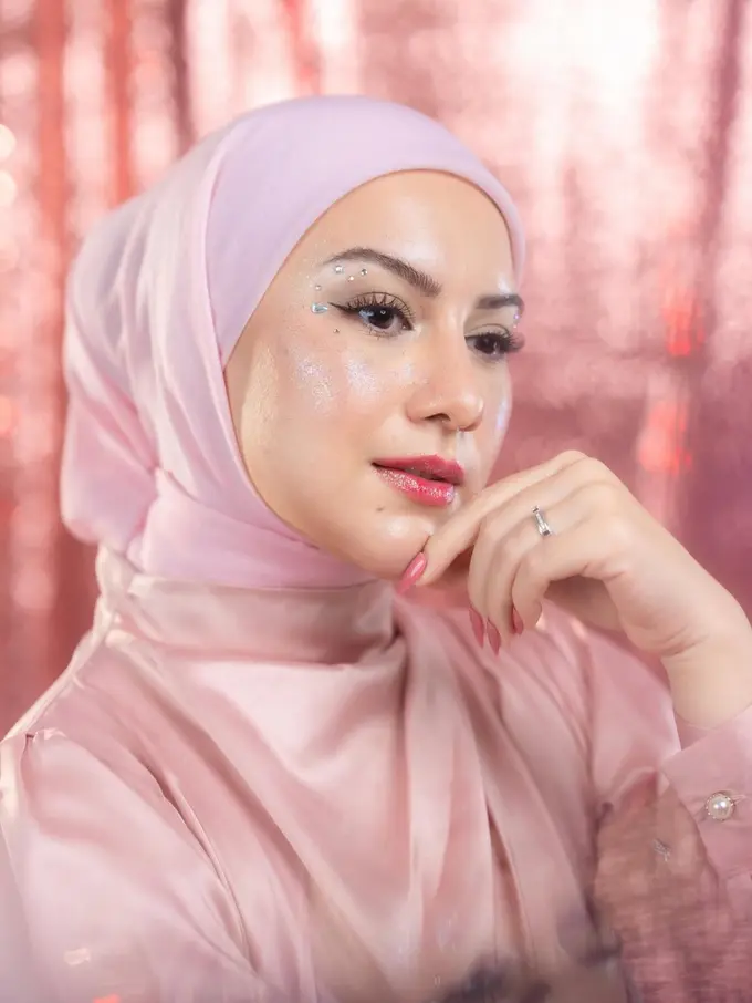 Potret Cantik Irish Bella dengan Glittery Makeup, Ekspresif yang Pancarkan Glowing Natural