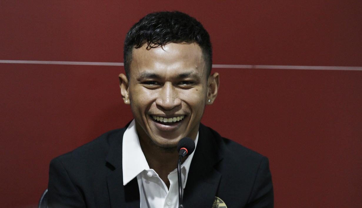 Pemain baru Persija Jakarta, Osvaldo Haay, saat diperkenalkan di Kantor Persija, Kuningan, Jakarta, Senin, (10/2/2020). Pemain andalan Timnas Indonesia U-23 itu resmi memperkuat Macan Kemayoran musim depan. (Bola.com/M Iqbal Ichsan)
