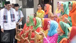 Sejumlah ibu PKK memainkan alat musik angkung saat menyambut kedatangan Wagub DKI Jakarta, Djarot Saiful Hidayat untuk meresmikan Ruang Publik Terpadu Ramah Anak (RPTRA) Pola Pinang, Pondok Labu, Jakarta Selatan, Kamis (13/10). (Liputan6.com/Yoppy Renato)