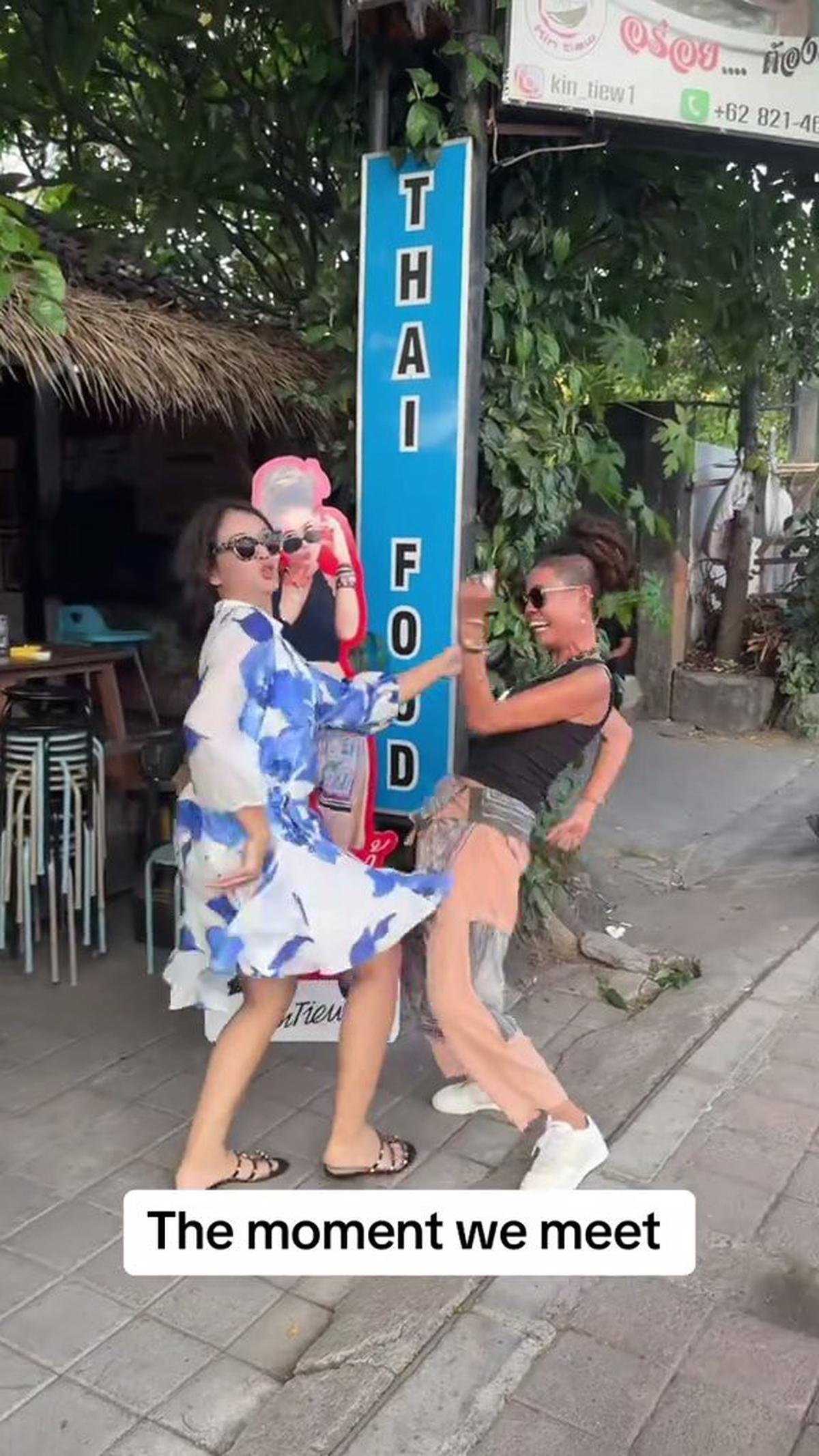7 Potret Bunda Corla dan Mertua Jennifer Coppen Bertemu, Kocak Banget - Sama Aktifnya