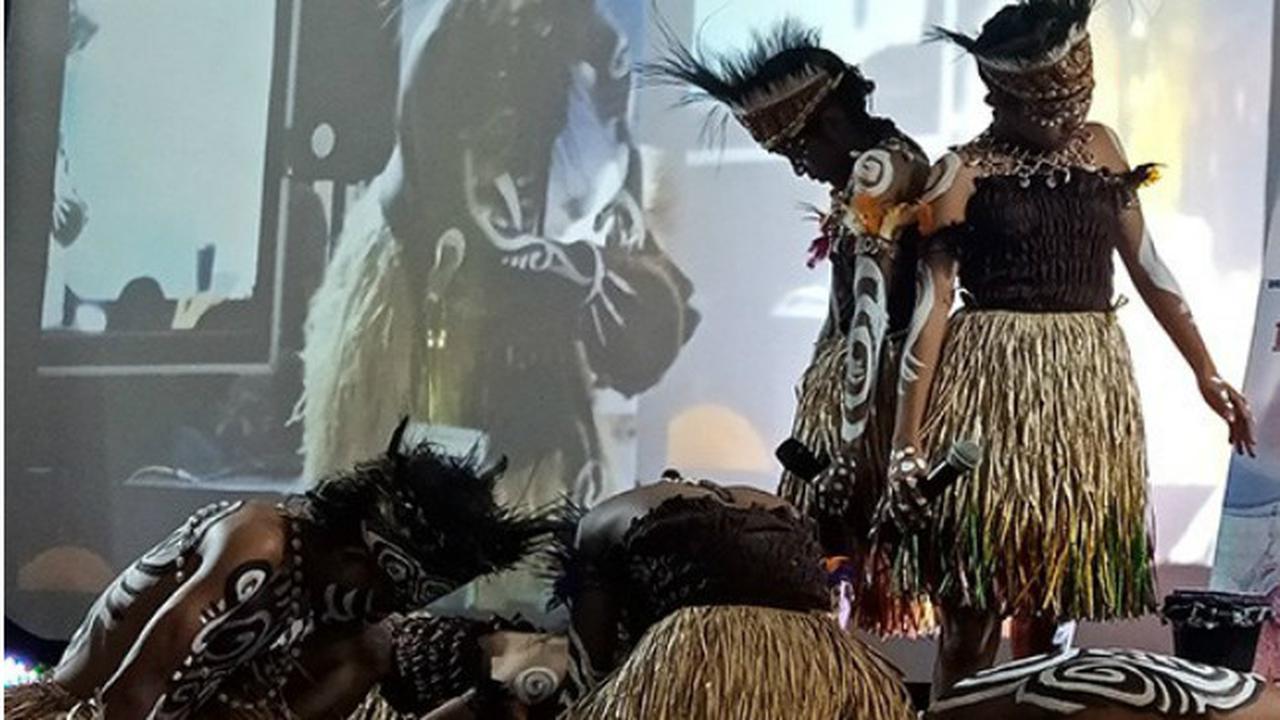 Parade Tifa 14 Kampung Warnai Festival Teluk Humboldt