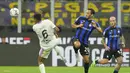 Gelandang Inter Milan, Hakan Calhanoglu berebut bola dengan pemain Cremonese, Charles Pickel pada pertandingan lanjutan Liga Serie A Italia di stadion San Siro di Milan, Italia, Rabu (31/8/2022). Dengan kemenangan ini, Inter Milan naik  ke posisi 2 dengan 9 poin. (AP Photo/ Luca Bruno)