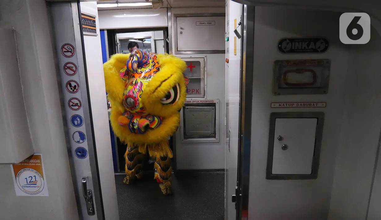 Barongsai beraksi di dalam salah satu rangkaian gerbong KA Bima di Stasiun Gambir, Jakarta, Sabtu (25/1/2020). PT Kereta Api Indonesia (Persero) Daop 1 Jakarta mengadakan pertunjukkan Barongsai itu dalam rangka memeriahkan perayaan Tahun Baru Imlek 2571/2020. (Liputan6.com/Herman Zakharia)
