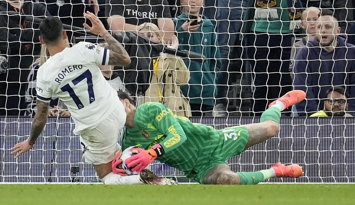 Pelatih Pep Guardiola memutuskan untuk menggantikan Ederson setelah sempat mengalami benturan keras dengan bek Tottenham, Cristian Romero saat coba mengamankan gawangnya. (AP Photo/Kin Cheung)