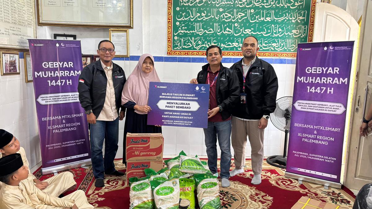 Usung Semangat #BersamaDiMuharram, XLSMART Bagikan Santunan Paket Sekolah di Sumatera